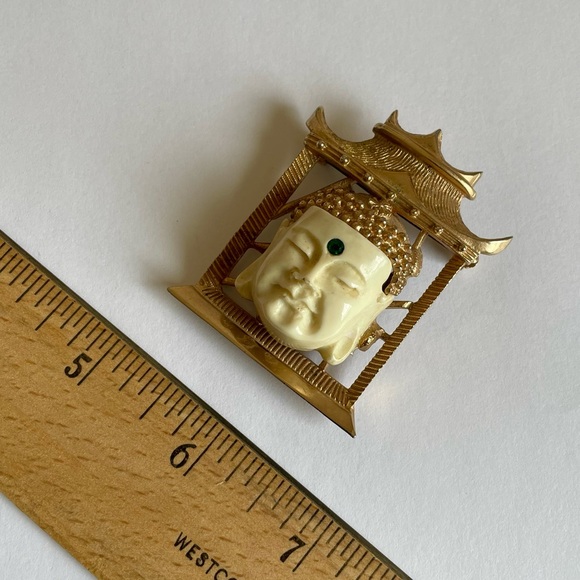 Vintage 1960s Selro Buddha Brooch Framed In Goldtone Pagoda - Picture 6 of 8